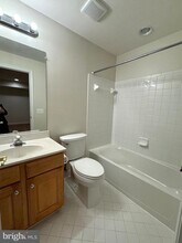 4031 Quiet Creek Dr in Fairfax, VA - Foto de edificio - Building Photo