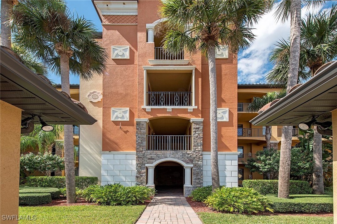 9815 Giaveno Ct in Naples, FL - Foto de edificio