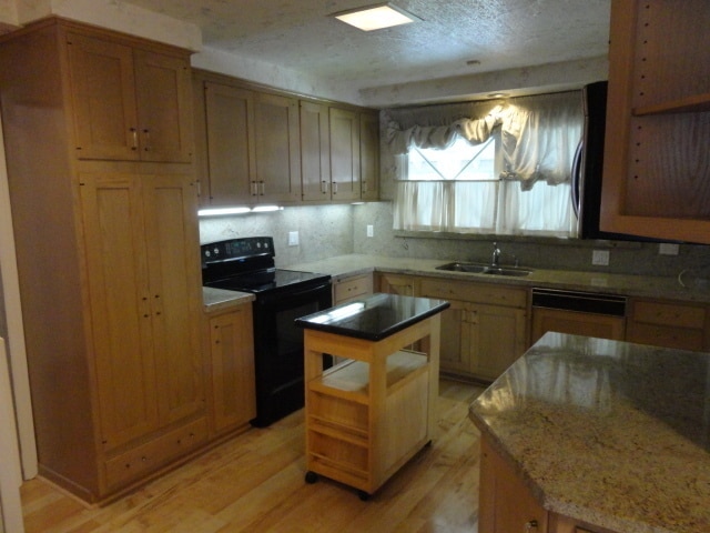 6034 Mary Ellen Ave in Los Angeles, CA - Building Photo - Building Photo