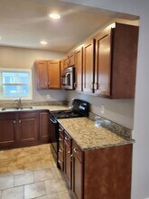 10 Weeks St in Cumberland, RI - Foto de edificio - Building Photo