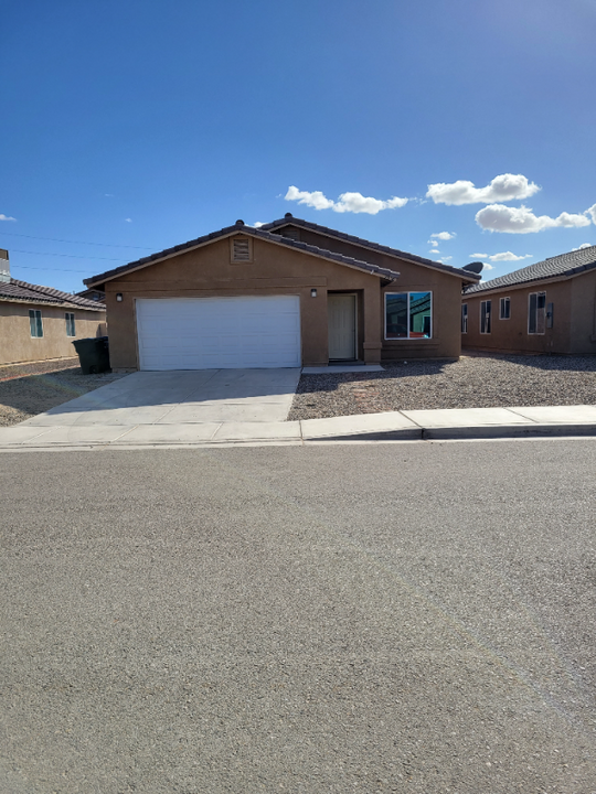 7039 E 38th Pl in Yuma, AZ - Foto de edificio