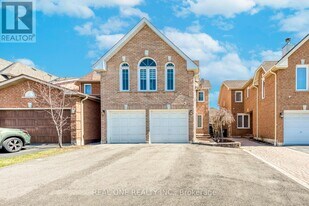 826 Winterton Way in Mississauga, ON - Building Photo