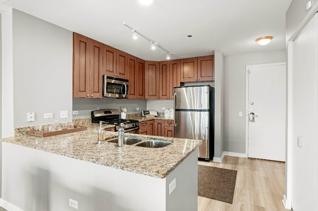 740 S Clark St in Chicago, IL - Foto de edificio - Building Photo