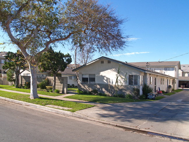 The Yucca in Buena Park, CA - Foto de edificio - Building Photo