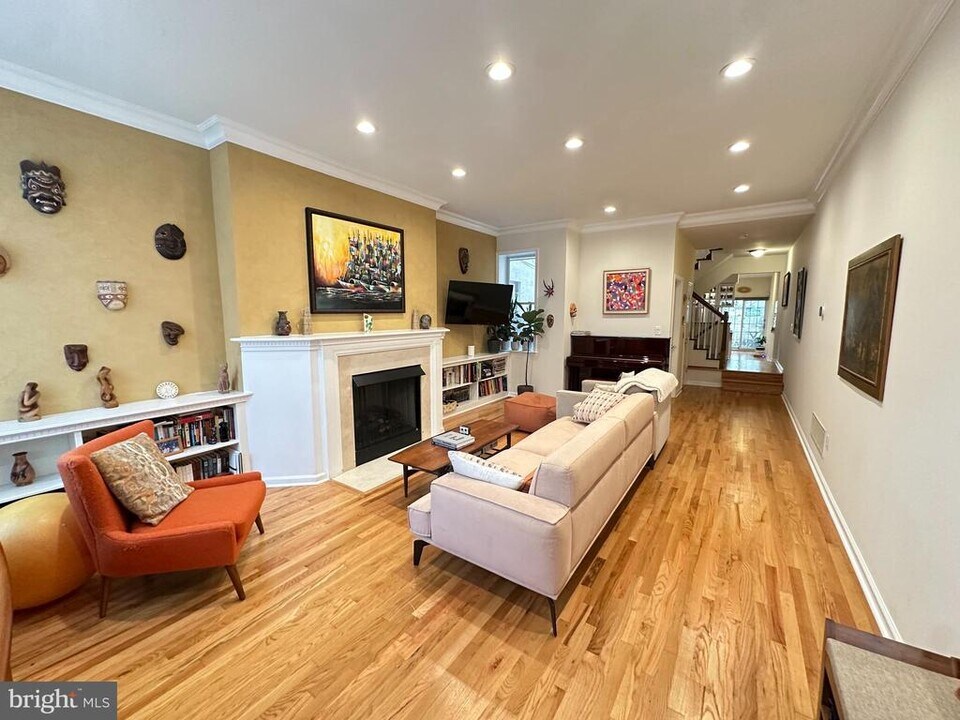 2046 Bainbridge St in Philadelphia, PA - Building Photo
