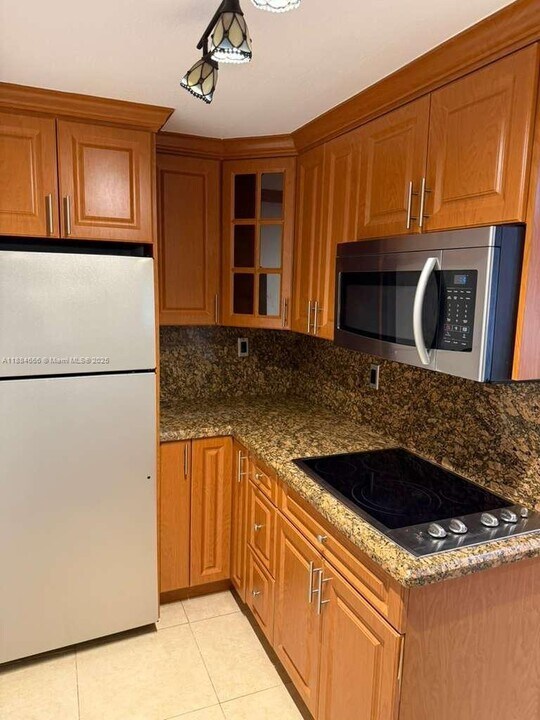 7000 NW 186th St in Hialeah, FL - Building Photo