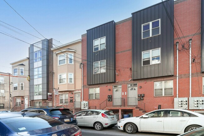 1816 N 17th St, Unit A in Philadelphia, PA - Building Photo - Building Photo