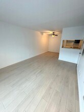 20930 Parthenia St, Unit 121 in Canoga Park, CA - Foto de edificio - Building Photo