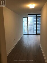 11 Wellesley St W in Toronto, ON - Building Photo - Building Photo