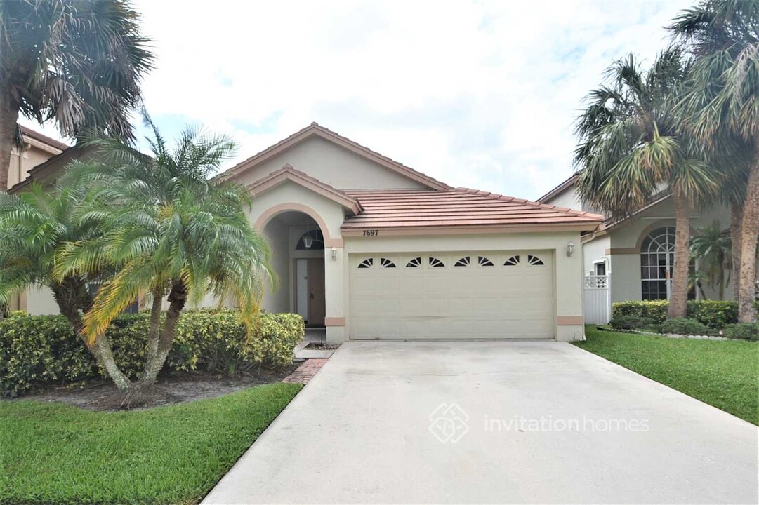 7697 Hoffy Cir in Lake Worth, FL - Building Photo