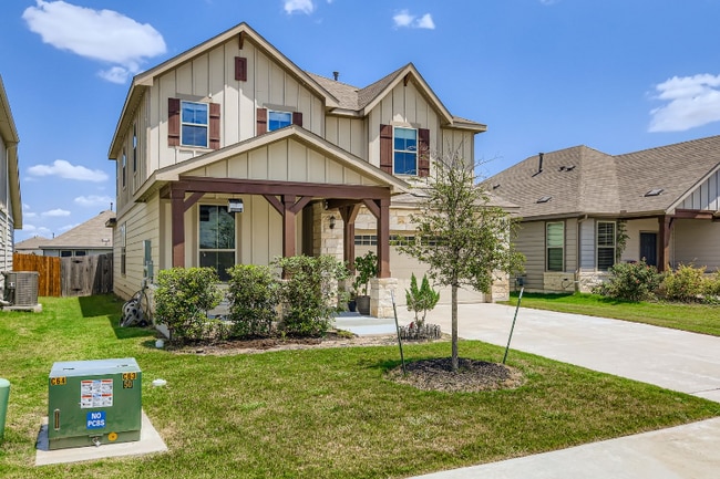 497 Purple Heart Dr in Mustang Ridge, TX - Foto de edificio - Building Photo