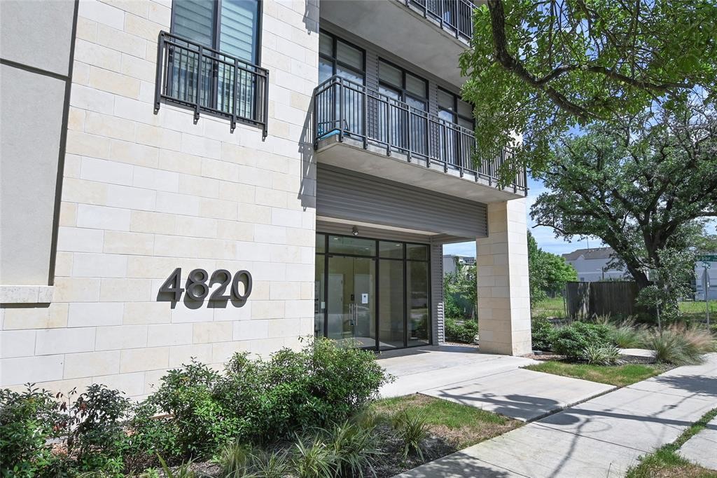 4820 Caroline St in Houston, TX - Building Photo