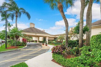 5121 Oakhill Ln in Delray Beach, FL - Foto de edificio - Building Photo