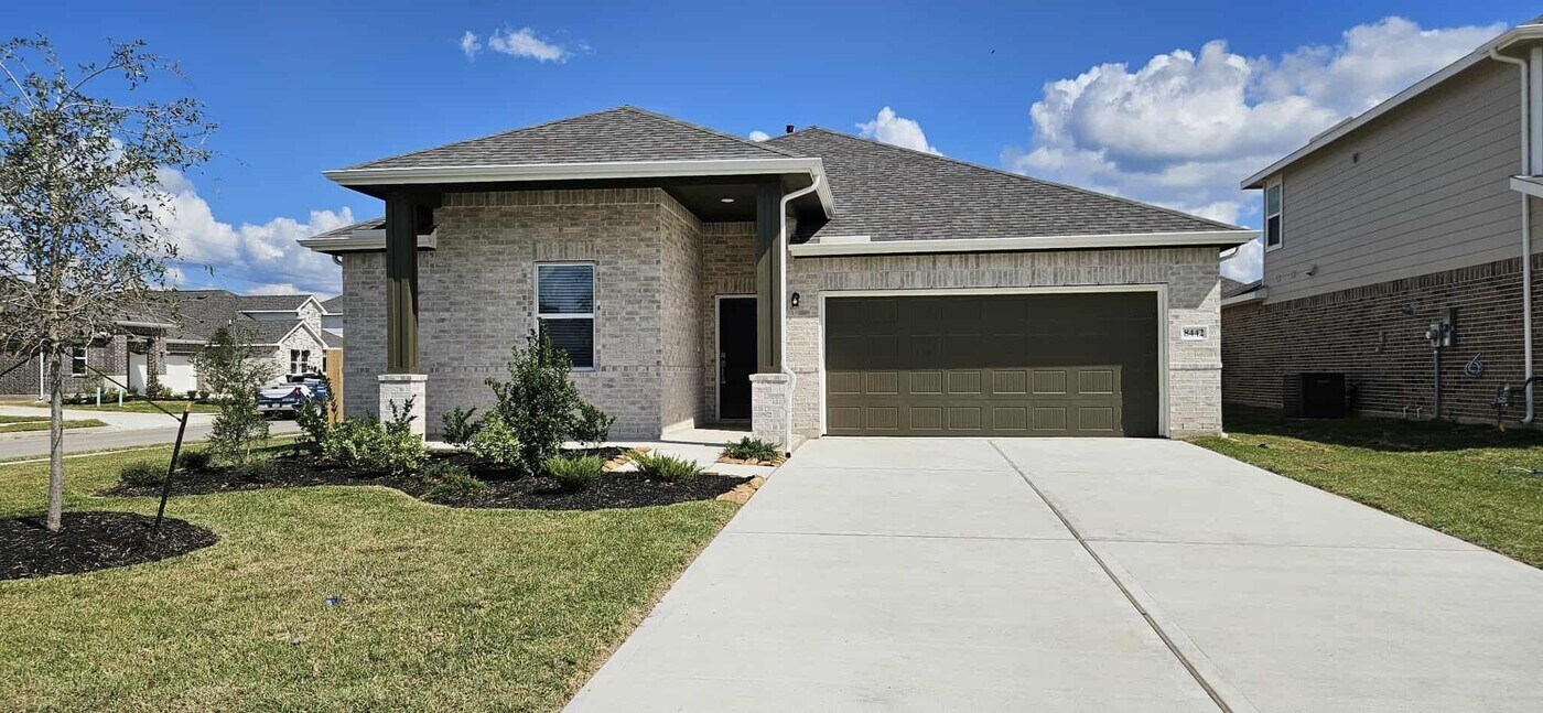 8442 Bay Oaks Dr in Baytown, TX - Building Photo