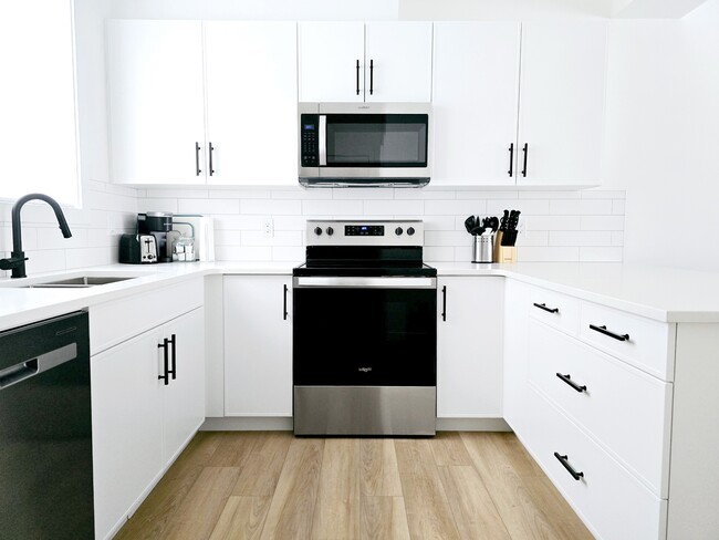 10617-10122 122 Ave NW in Edmonton, AB - Building Photo - Building Photo