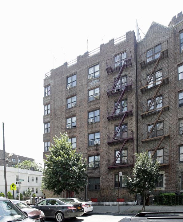 350 E 207th St in Bronx, NY - Building Photo