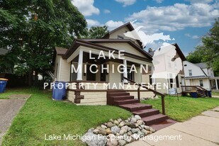 744 Lake Michigan Dr NW in Grand Rapids, MI - Building Photo