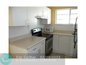 8011 Abbott Ave-Unit -8 in Miami Beach, FL - Foto de edificio - Building Photo