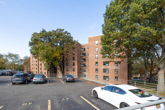 Windsor Park in Flushing, NY - Foto de edificio - Building Photo