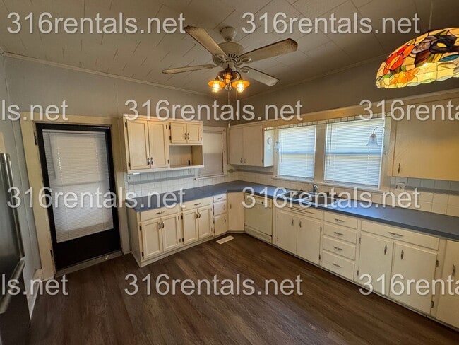513 Locust St in Halstead, KS - Building Photo - Building Photo