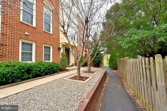 6250 Traci Joyce Ln in Alexandria, VA - Building Photo - Building Photo