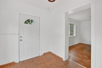 321 NE 169th St in North Miami Beach, FL - Foto de edificio - Building Photo