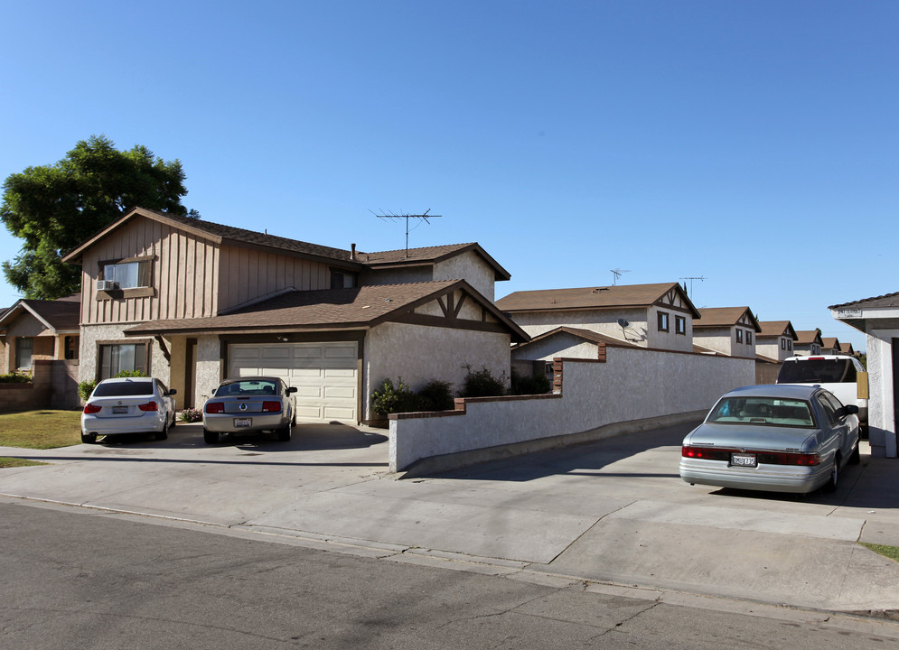 9137-9139 Park St in Bellflower, CA - Building Photo