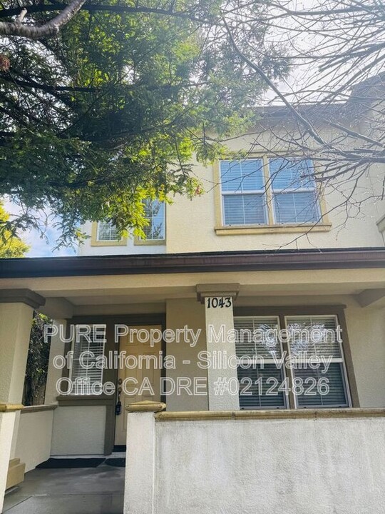 1043 Santa Rosa Ct in Watsonville, CA - Building Photo