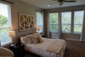 1511 E Sandalwood Ln in San Antonio, TX - Building Photo - Building Photo