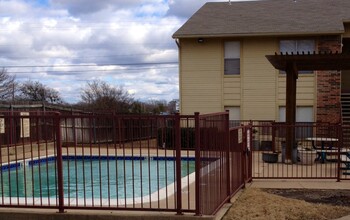 Redbud Trail Apartments in McKinney, TX - Foto de edificio - Building Photo