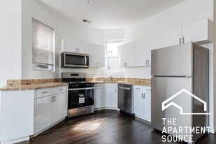 3328 N Clark St in Chicago, IL - Building Photo