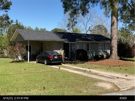 307 Elizabeth Cir in Tifton, GA - Building Photo