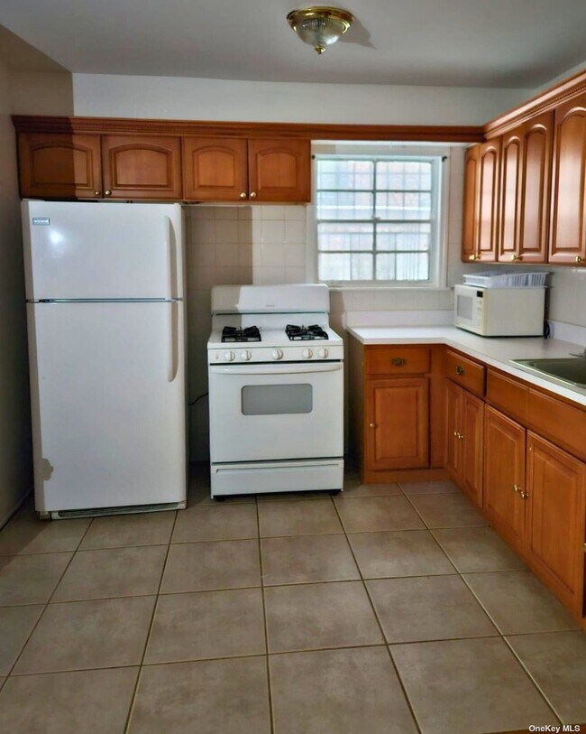 25-28 35th St in Queens, NY - Building Photo - Building Photo