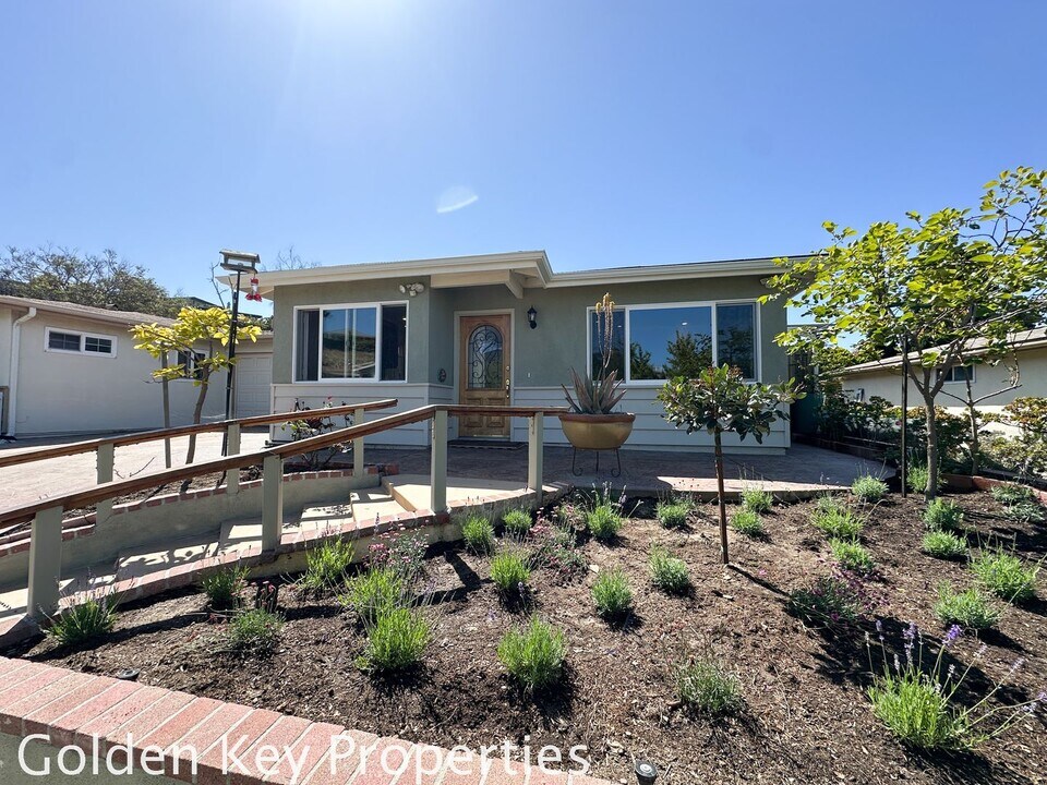 3577 Mira Pacific Dr in Oceanside, CA - Building Photo