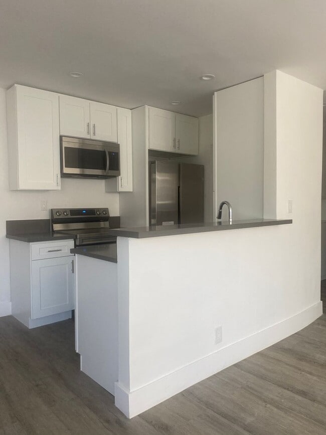 932 Westmoreland Ave in Los Angeles, CA - Building Photo - Building Photo