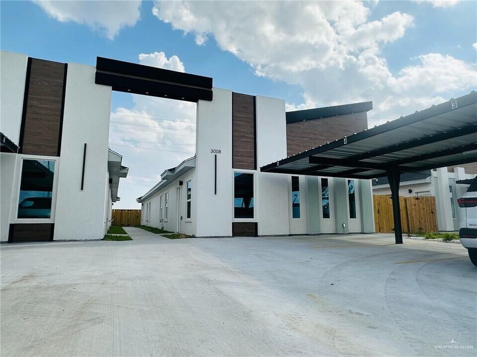 8 W Citrine St in Edinburg, TX - Foto de edificio