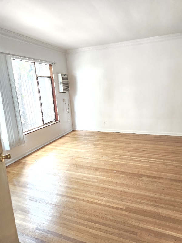 1850 N La Brea Ave in Los Angeles, CA - Foto de edificio - Building Photo