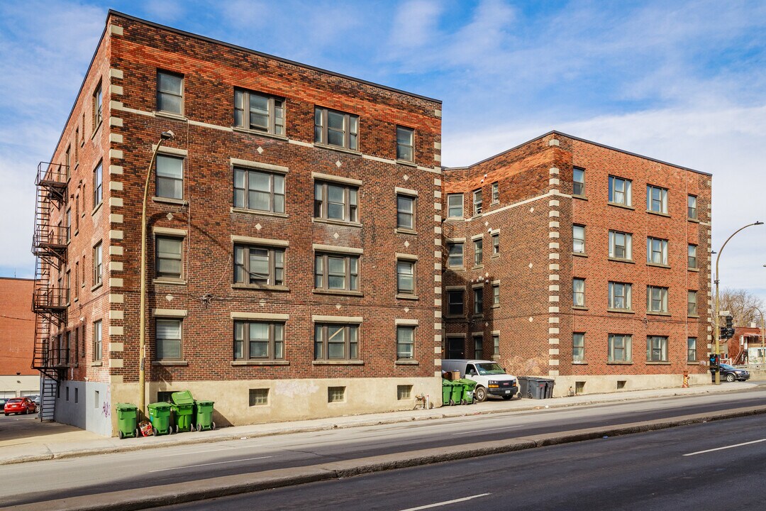 5309 De La Côte-Saint-Luc Ch in Montréal, QC - Building Photo