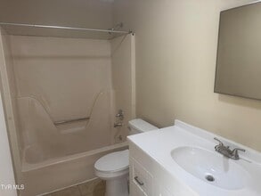 1001 Kiser Blvd in Greeneville, TN - Foto de edificio - Building Photo