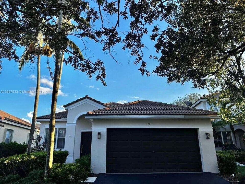 1761 Aspen Ln in Weston, FL - Building Photo