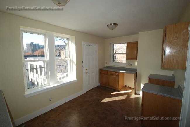 69 S Huntington Ave, Unit 1 in Boston, MA - Building Photo - Building Photo