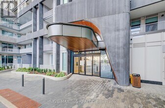 3240 William Coltson Ave in Oakville, ON - Building Photo - Building Photo