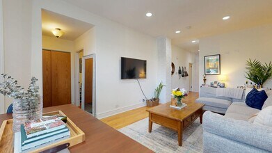 3233 N Wilton Ave in Chicago, IL - Foto de edificio - Building Photo