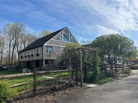 15 High Ridge Rd in Pound Ridge, NY - Building Photo