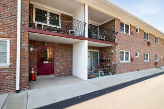 Island Gardens Apartments in Farmingdale, NY - Building Photo - Building Photo