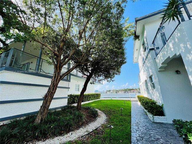 950 Bay Dr in Miami Beach, FL - Building Photo - Building Photo