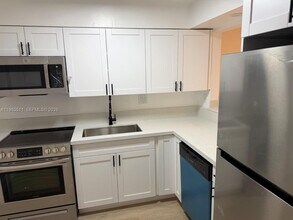 20520 NW 15th Ave in Miami, FL - Foto de edificio - Building Photo