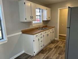 301 Autumn Ave, Unit Apt. B in Rossville, GA - Building Photo