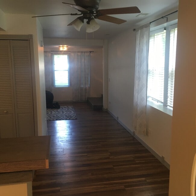 10912 S Avenue J, Unit Garden apartment in Chicago, IL - Building Photo - Building Photo