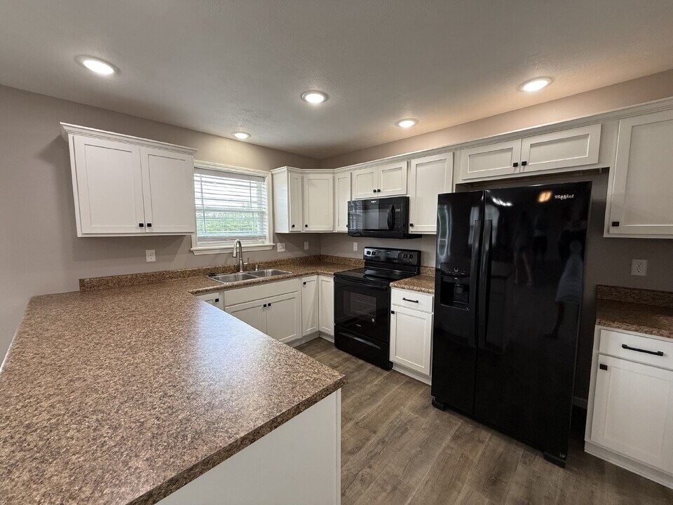 185 Bald Cypress Ct in Hollister, MO - Foto de edificio